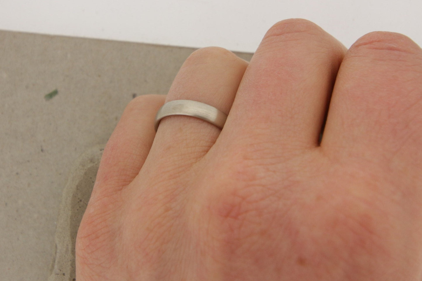 Weißgold Eheringe, oval und strichmattiert, 3 und 4 mm – Schmuckatelier Miret, Goldschmiede Hamburg
