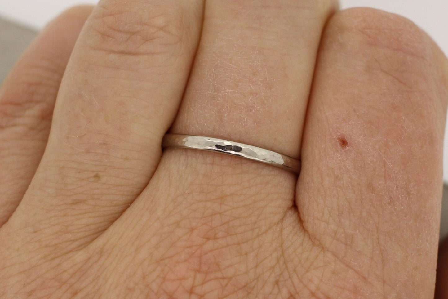 Schmale gehämmerte Eheringe, oval, 2 mm – Schmuckatelier Miret, Goldschmiede Hamburg
