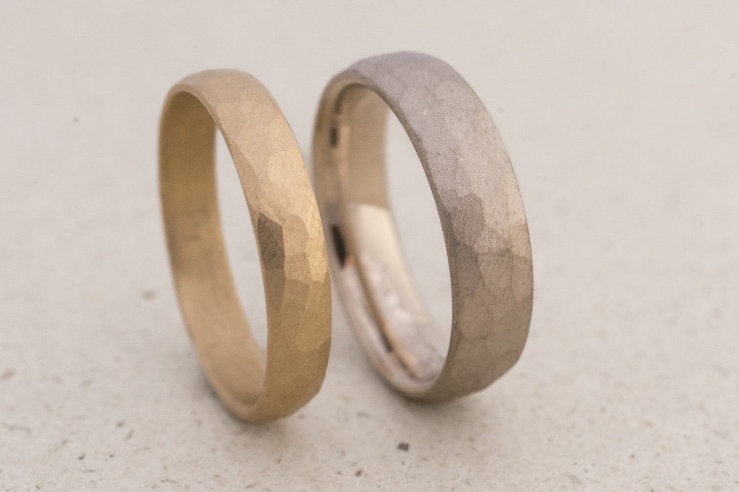 Eheringpaar aus Gelbgold und Weißgold mit Hämmerung
