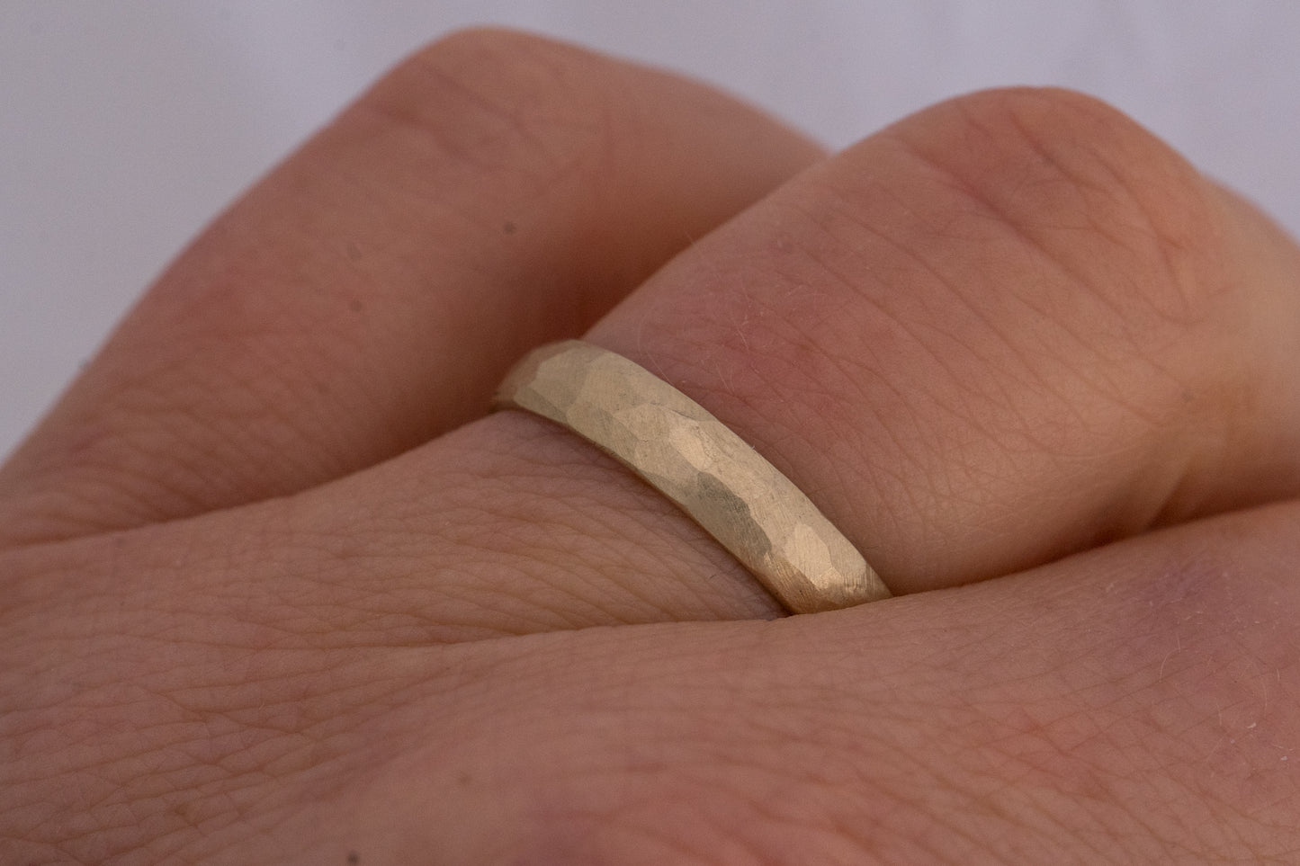 Eheringpaar aus Gelbgold und Weißgold mit Hämmerung