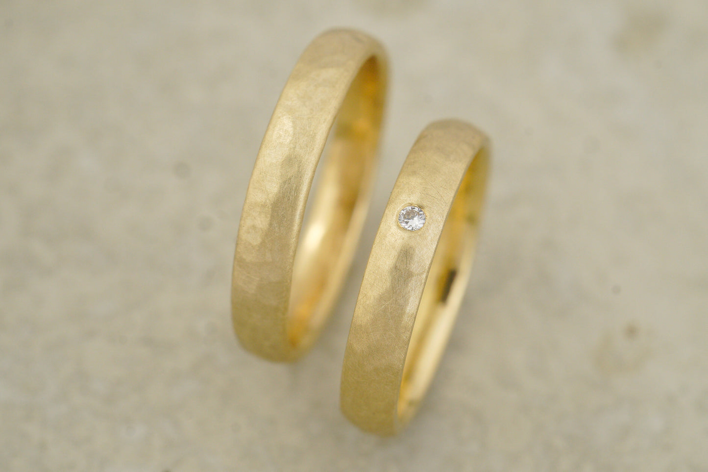 Fein Gehämmerte Trauringe mit Brillant aus recyceltem Gelbgold (4/4mm)