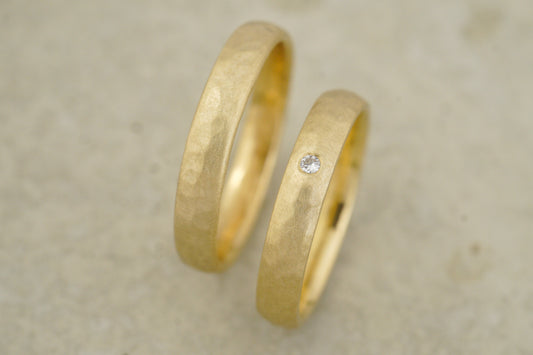 Fein Gehämmerte Trauringe mit Brillant aus recyceltem Gelbgold (4/4mm)