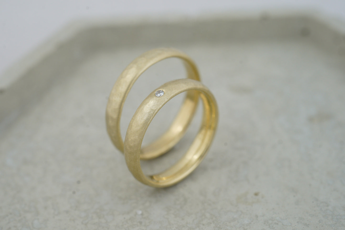 Fein Gehämmerte Trauringe mit Brillant aus recyceltem Gelbgold (4/4mm)