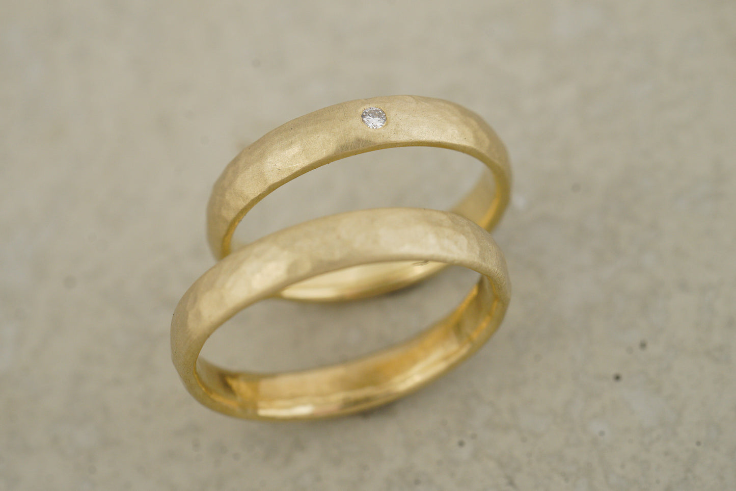 Fein Gehämmerte Trauringe mit Brillant aus recyceltem Gelbgold (4/4mm)