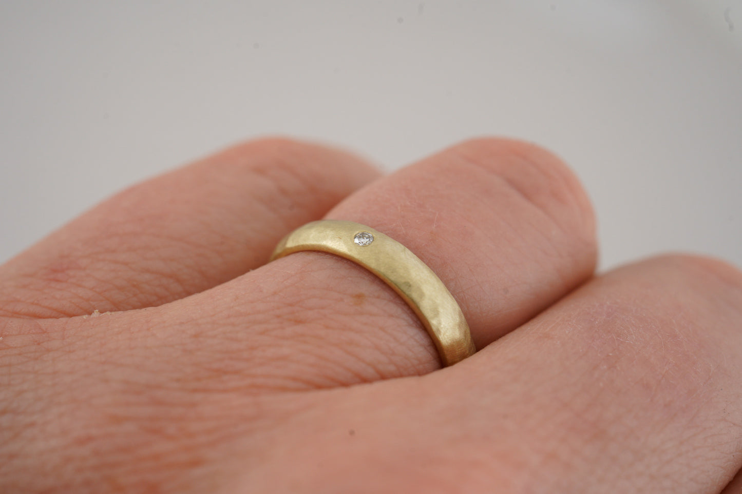 Fein Gehämmerte Trauringe mit Brillant aus recyceltem Gelbgold (4/4mm)