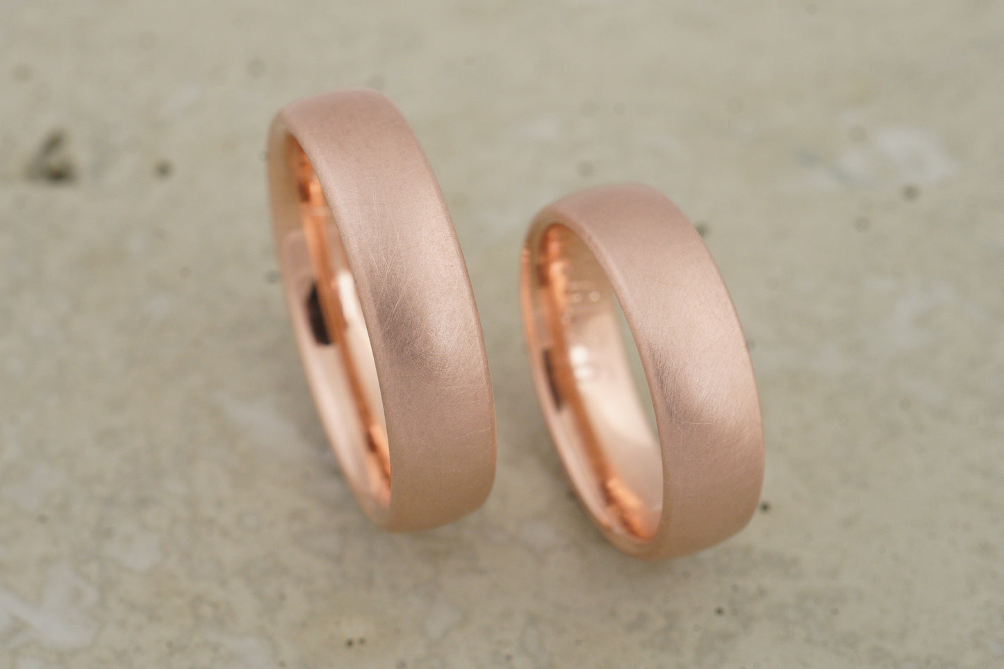 Breite schlichte Eheringe aus Rotgold (5,5/5,5 mm)