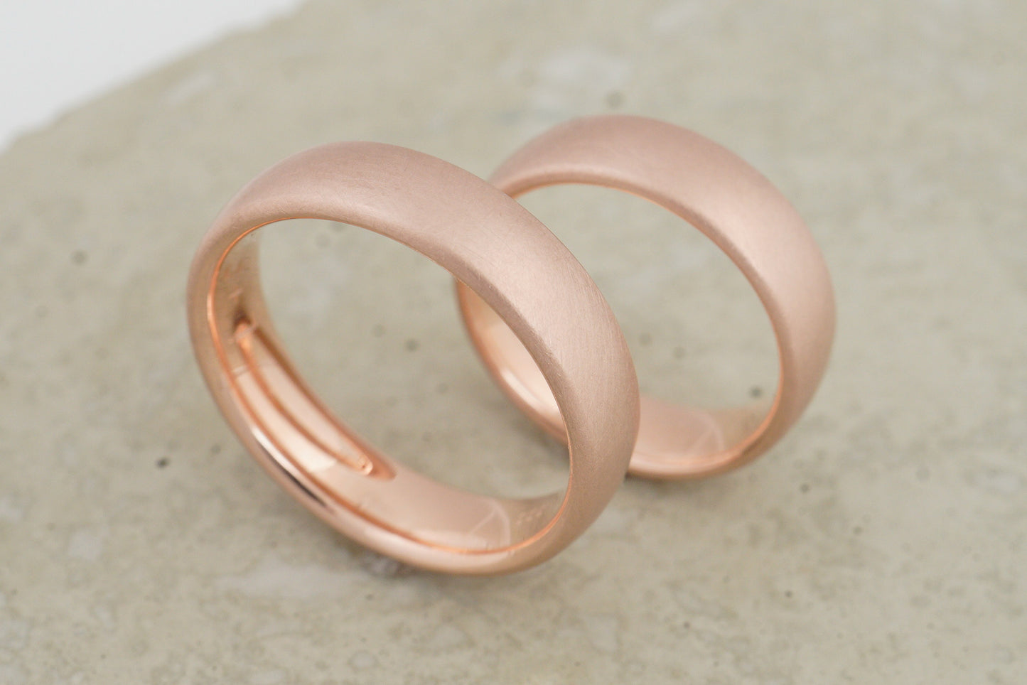 Breite schlichte Eheringe aus Rotgold (5,5/5,5 mm)