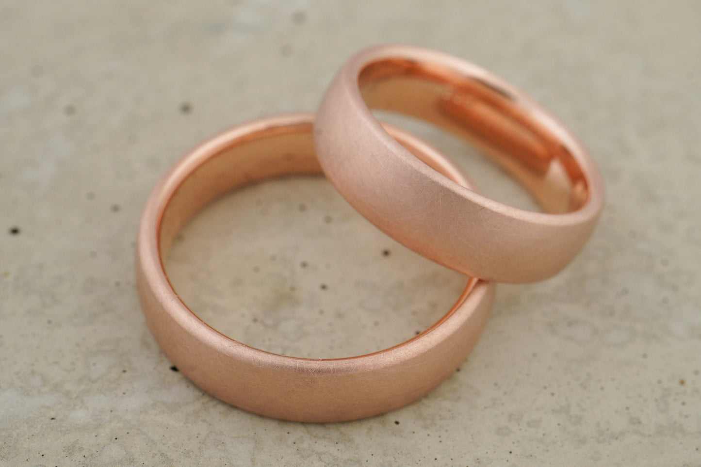 Breite schlichte Eheringe aus Rotgold (5,5/5,5 mm)