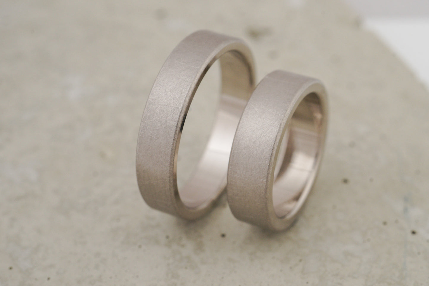 Breite kantige Eheringe aus Weißgold (5,5/5 mm)