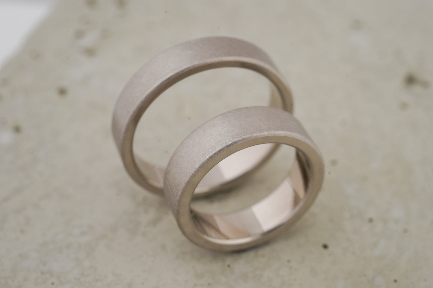 Breite kantige Eheringe aus Weißgold (5,5/5 mm)