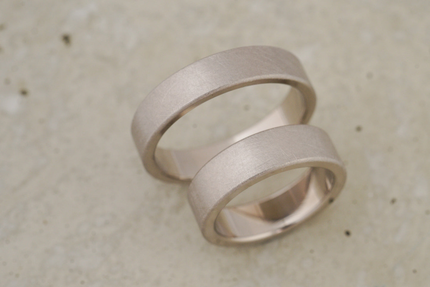 Breite kantige Eheringe aus Weißgold (5,5/5 mm)
