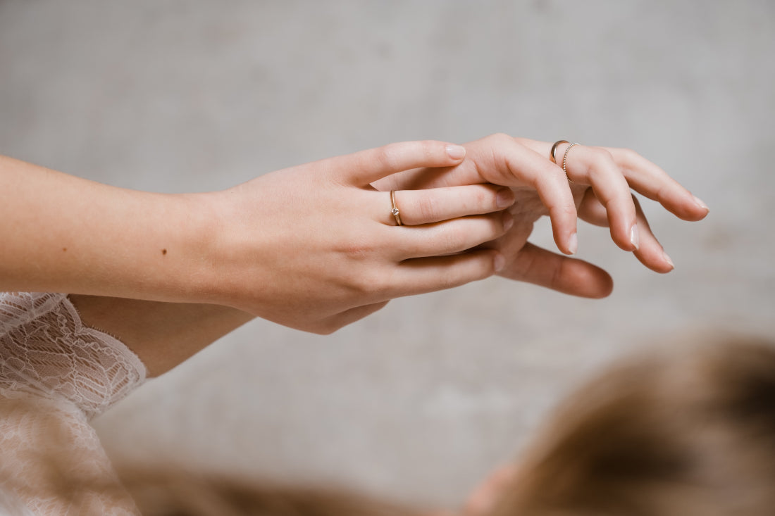Kügelchenring und Verlobungsring an Hand