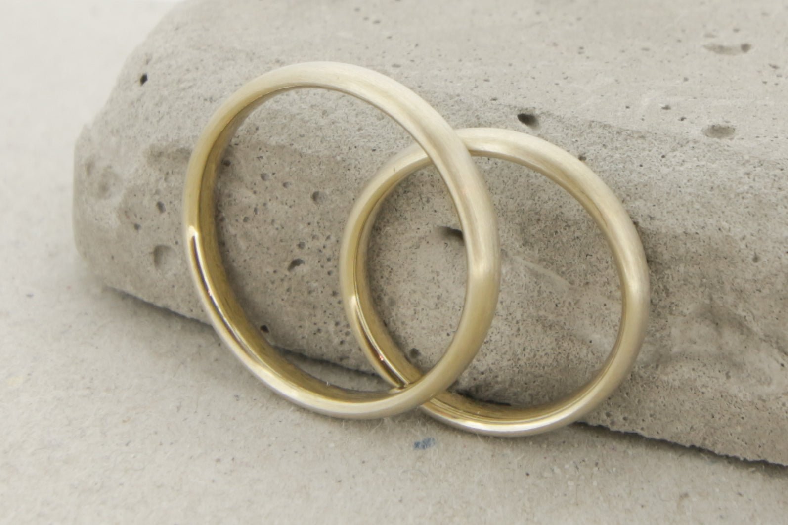 Champagnergold Eheringe (585) | schmal, 3 mm breit - Goldschmiede Miret