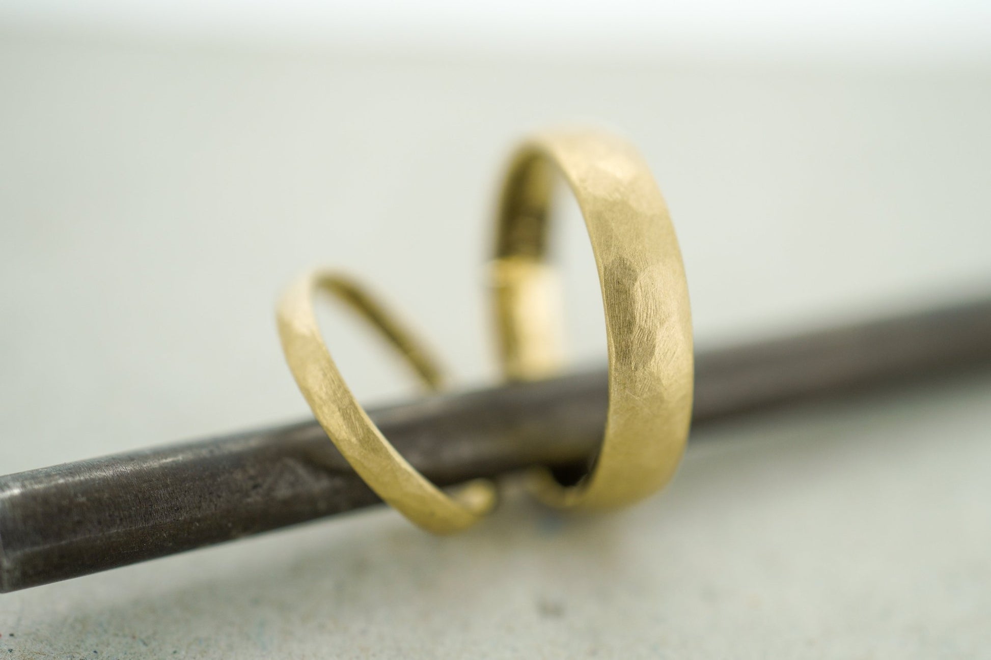 Gelbgold Eheringpaar aus Fairtrade oder recyceltem Material mit Hammerschlag - Goldschmiede Miret
