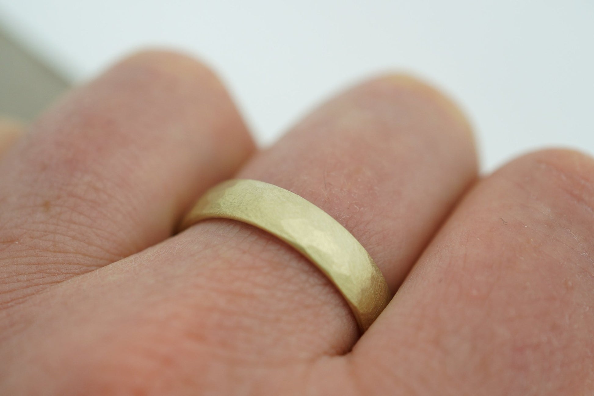 Gelbgold Eheringpaar aus Fairtrade oder recyceltem Material mit Hammerschlag - Goldschmiede Miret