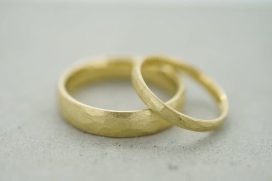 Gelbgold Eheringpaar aus Fairtrade oder recyceltem Material mit Hammerschlag - Goldschmiede Miret