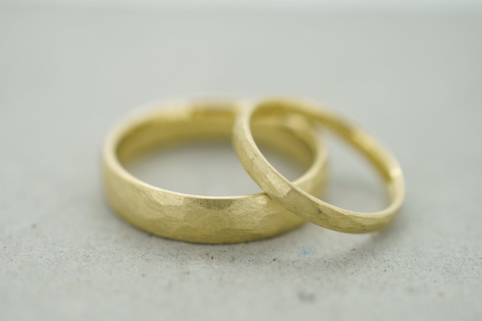 Gelbgold Eheringpaar aus Fairtrade oder recyceltem Material mit Hammerschlag - Goldschmiede Miret