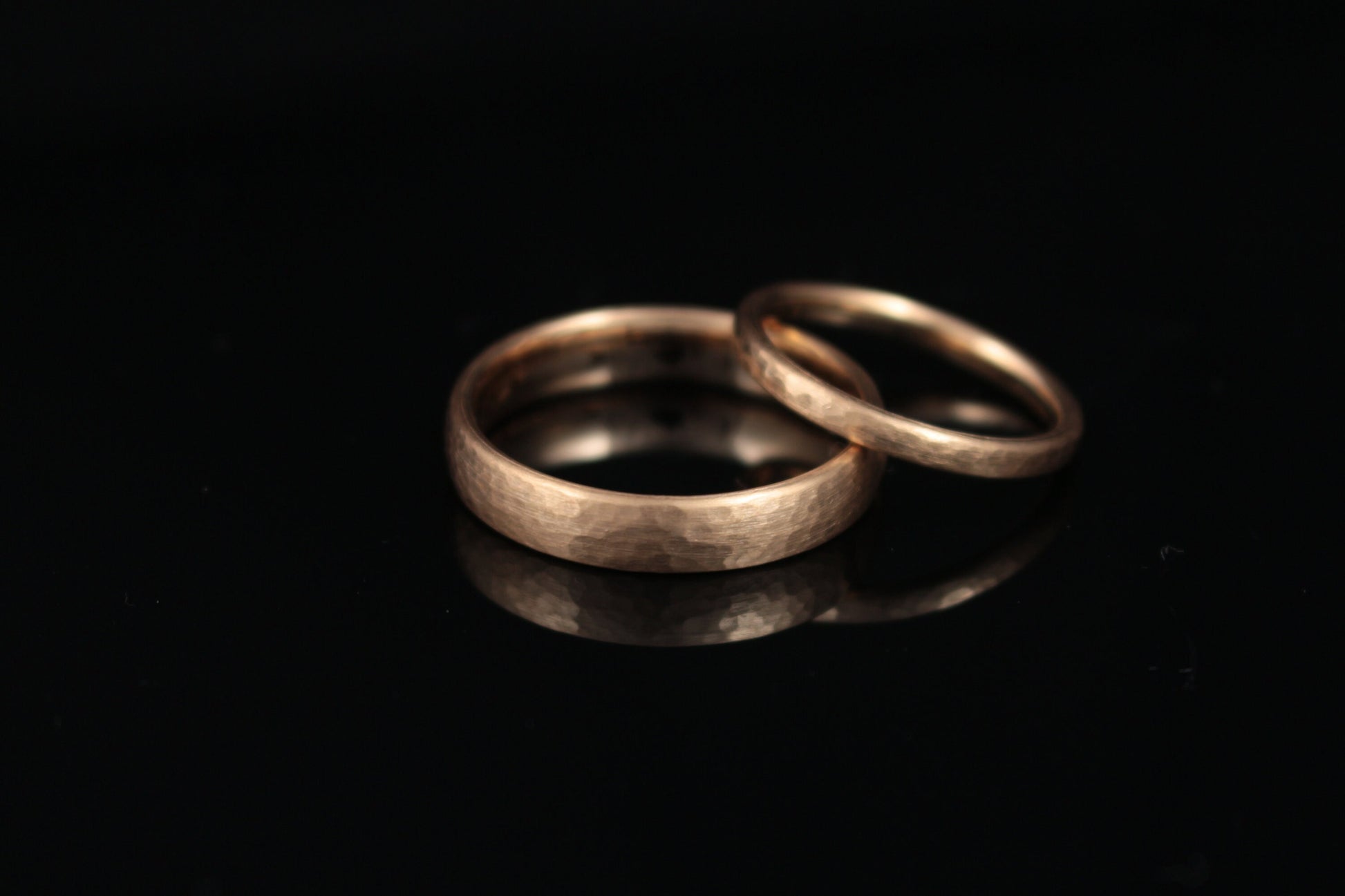 Eheringe Rosegold gehämmert 585 333 750 Rotgold Hammerschlag oval rund abgerundet gewölbt Hamburg Ina Stehle Ina Miret Goldschmied