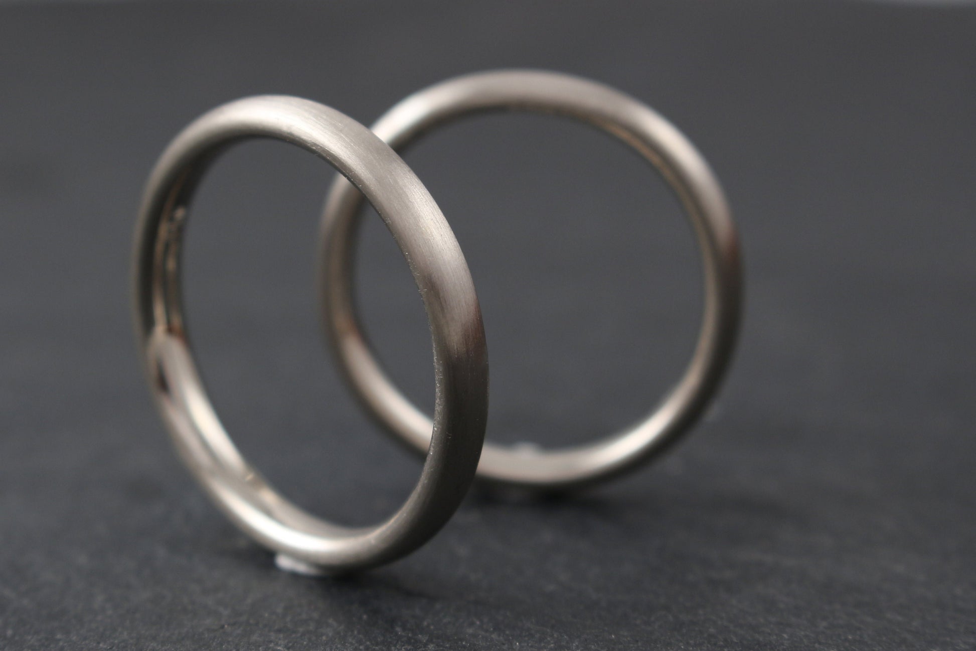 schlichte Ehering Weißgold Palladium Platin 3mm schmal oval gerundet klassisch Trauringe Hamburg Goldschmiede Ina Stehle Ina Miret