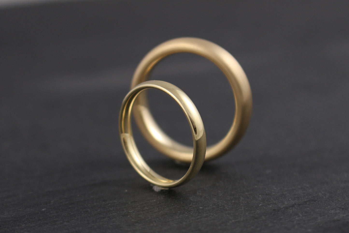 Klassische massive Eheringe aus nachhaltigem Gelbgold