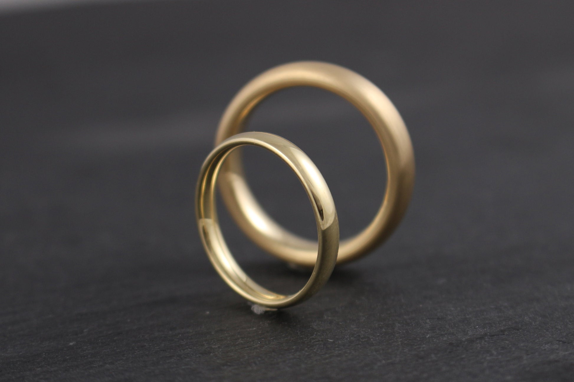 Klassische massive Eheringe aus nachhaltigem Gelbgold