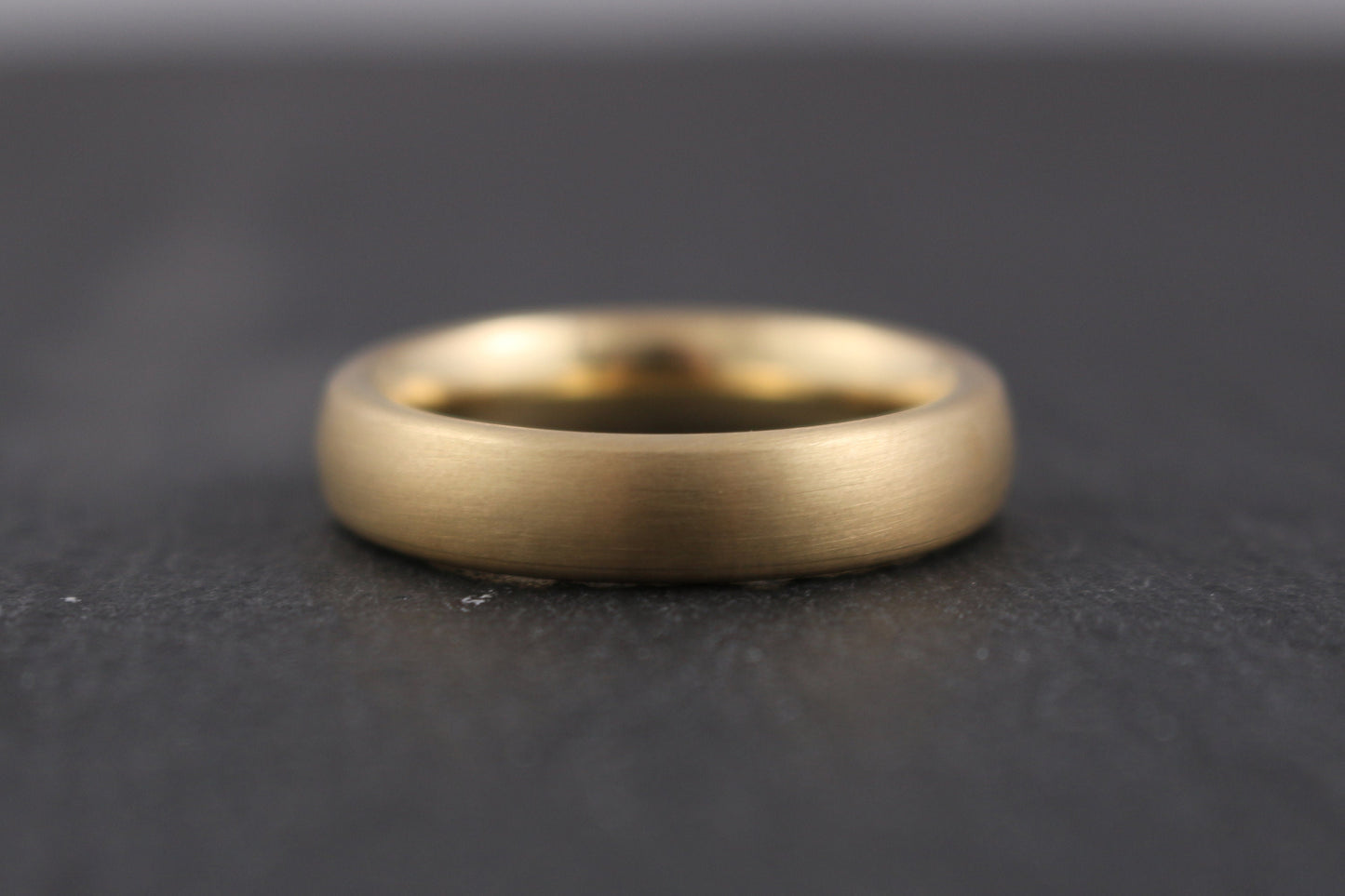 Klassische massive Eheringe aus nachhaltigem Gelbgold