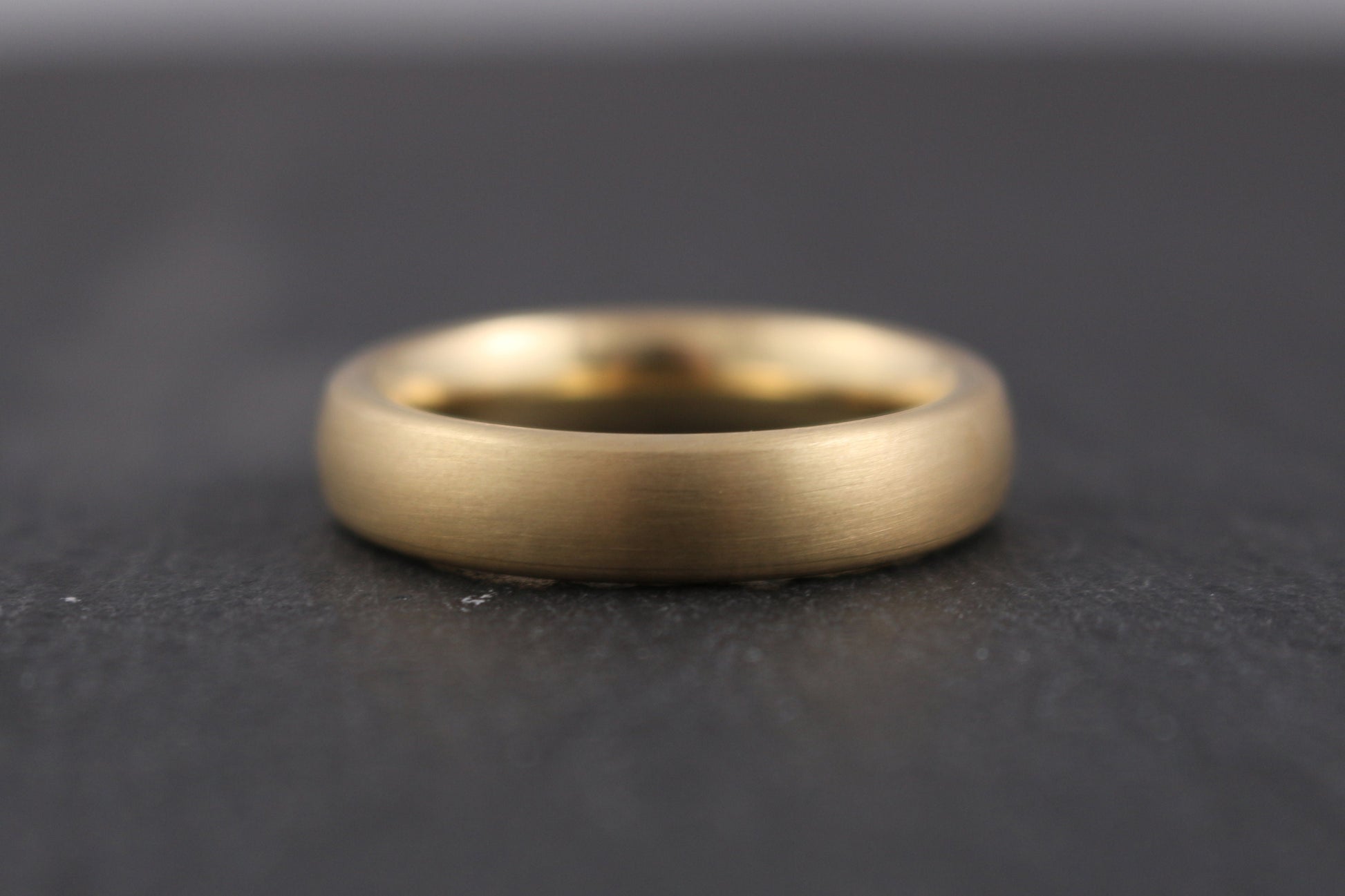 Klassische massive Eheringe aus nachhaltigem Gelbgold