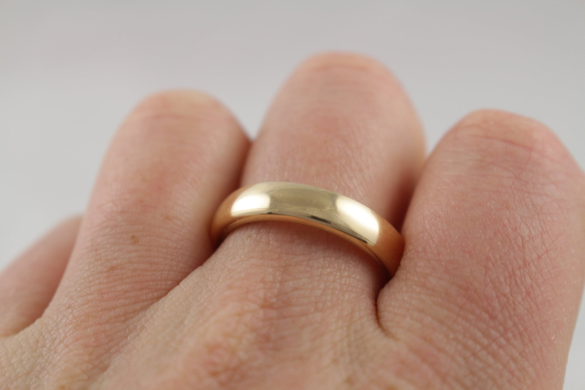 Klassische massive Eheringe aus nachhaltigem Gelbgold