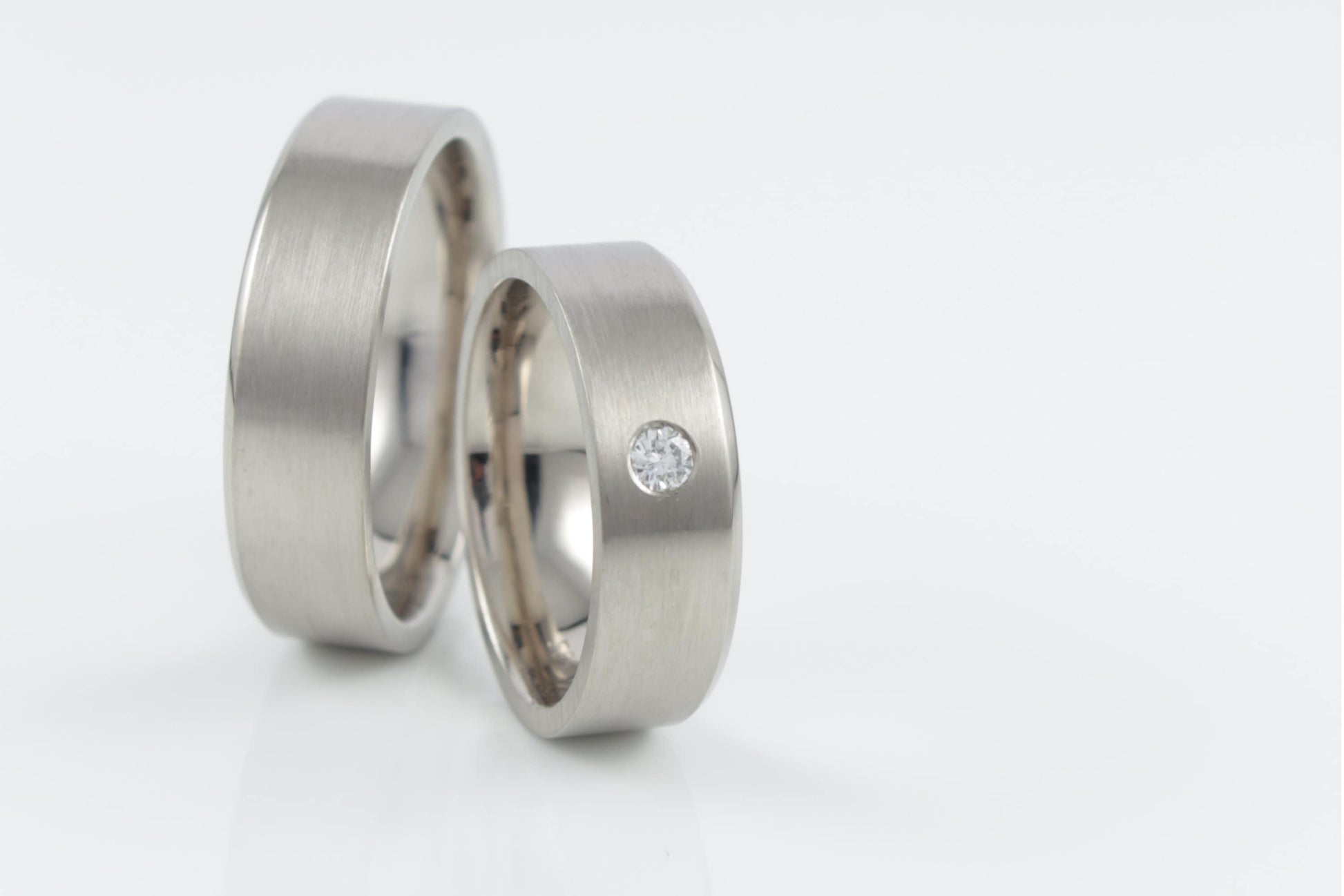 Trauringe in Weißgold mit Brillant Eheringe breit kantig Facette eckig gerade Diamant Hamburg Ina Stehle Goldschmied glänzend