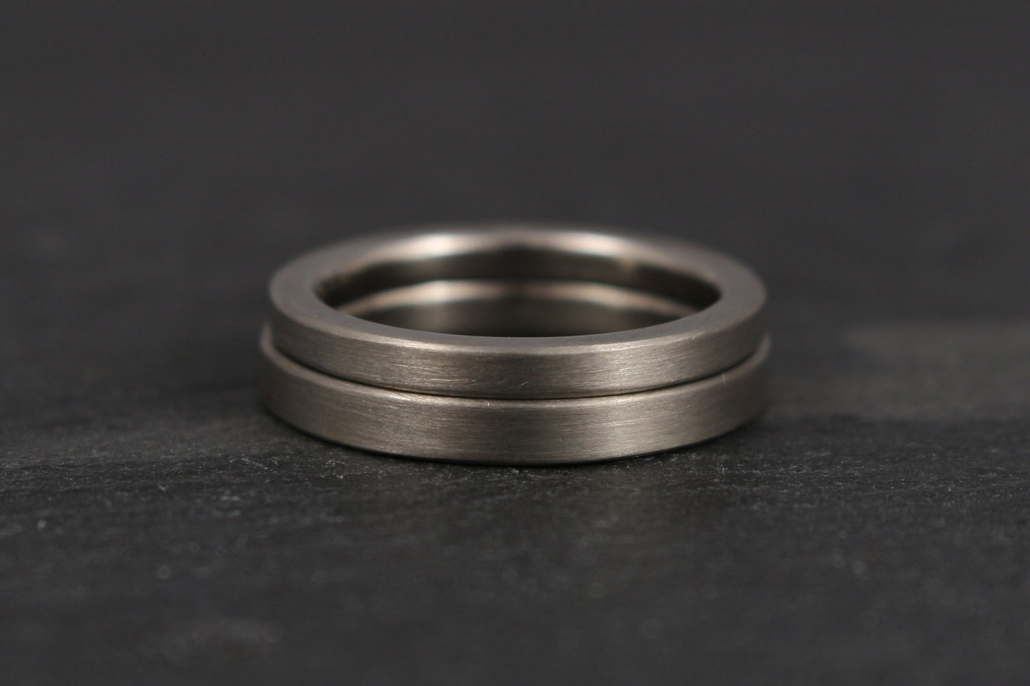Gerade schlichte eckige Eheringe Palladium Weißgold Platin 333 585 750 Goldschmiede Hamburg Ina Stehle Ina Miret