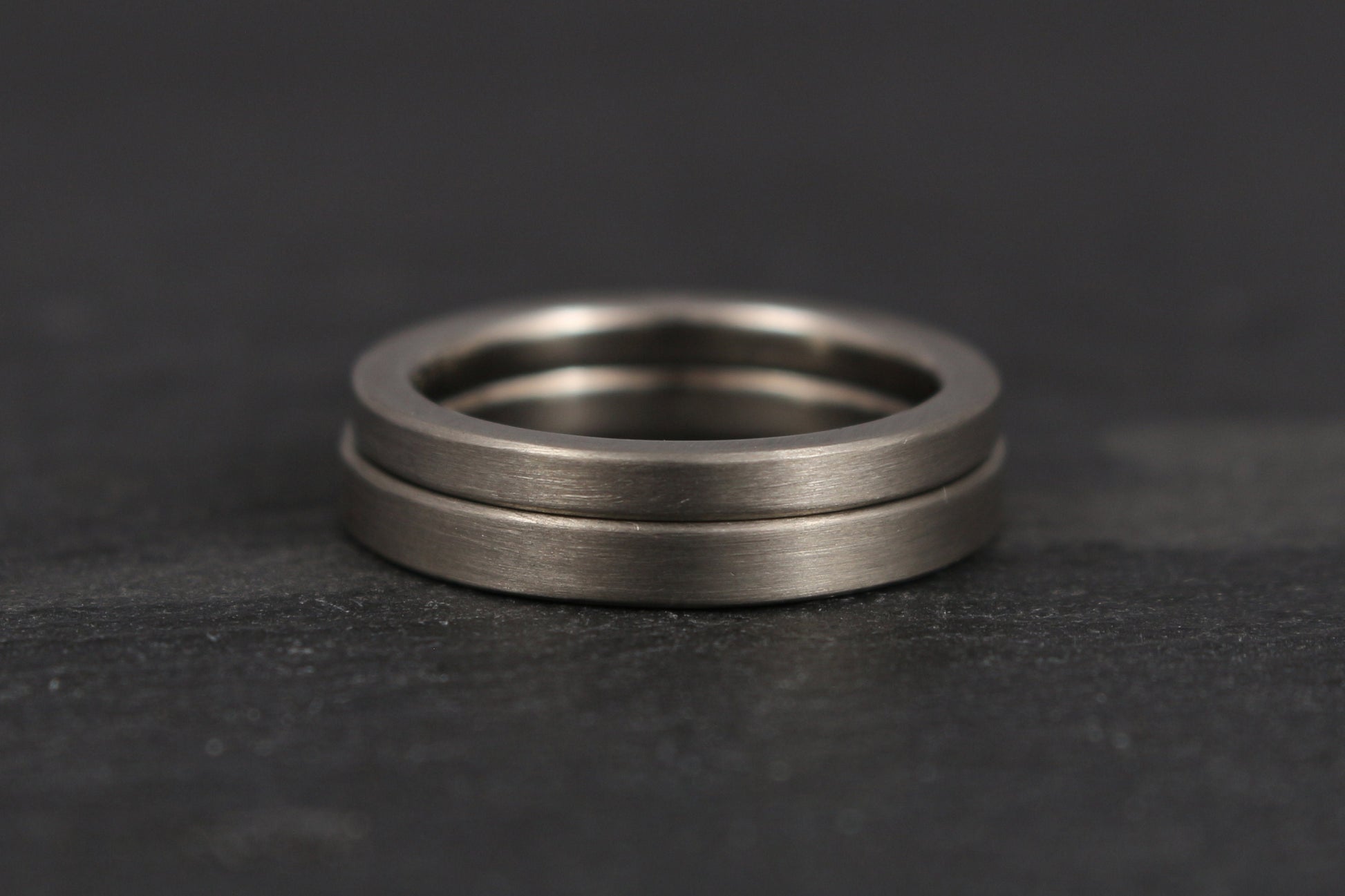 Gerade schlichte eckige Eheringe Palladium Weißgold Platin 333 585 750 Goldschmiede Hamburg Ina Stehle Ina Miret