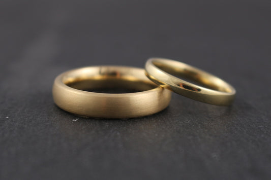 Klassische massive Eheringe aus nachhaltigem Gelbgold