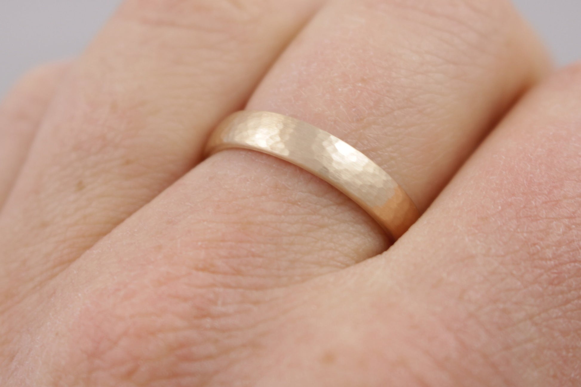 Eheringe Rosegold gehämmert 585 333 750 Rotgold Hammerschlag oval rund abgerundet gewölbt Hamburg Ina Stehle Ina Miret Goldschmied