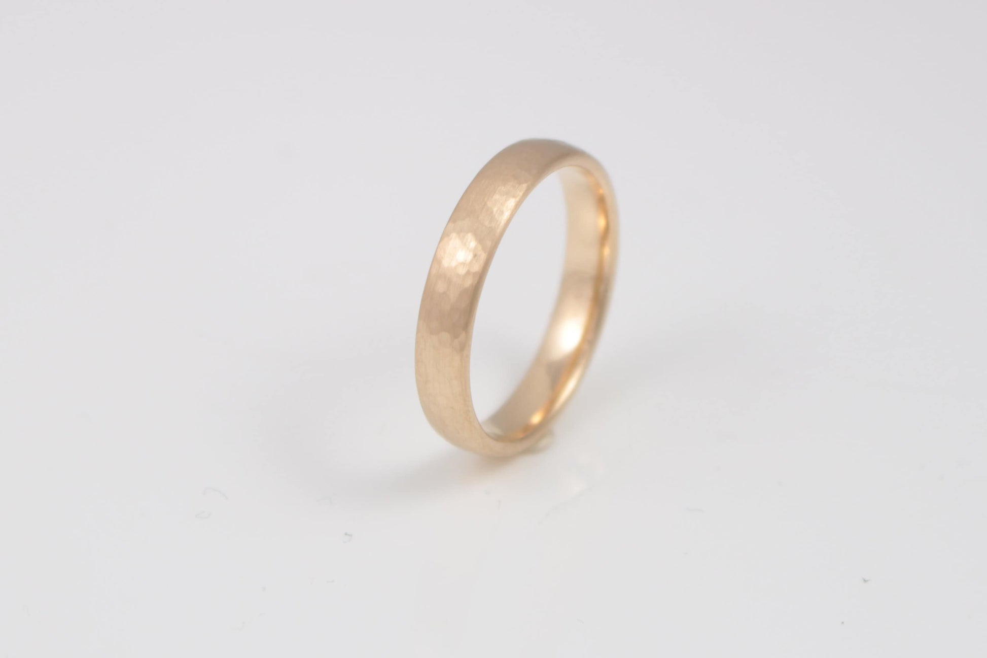 Eheringe Rosegold gehämmert 585 333 750 Rotgold Hammerschlag oval rund abgerundet gewölbt Hamburg Ina Stehle Ina Miret Goldschmied