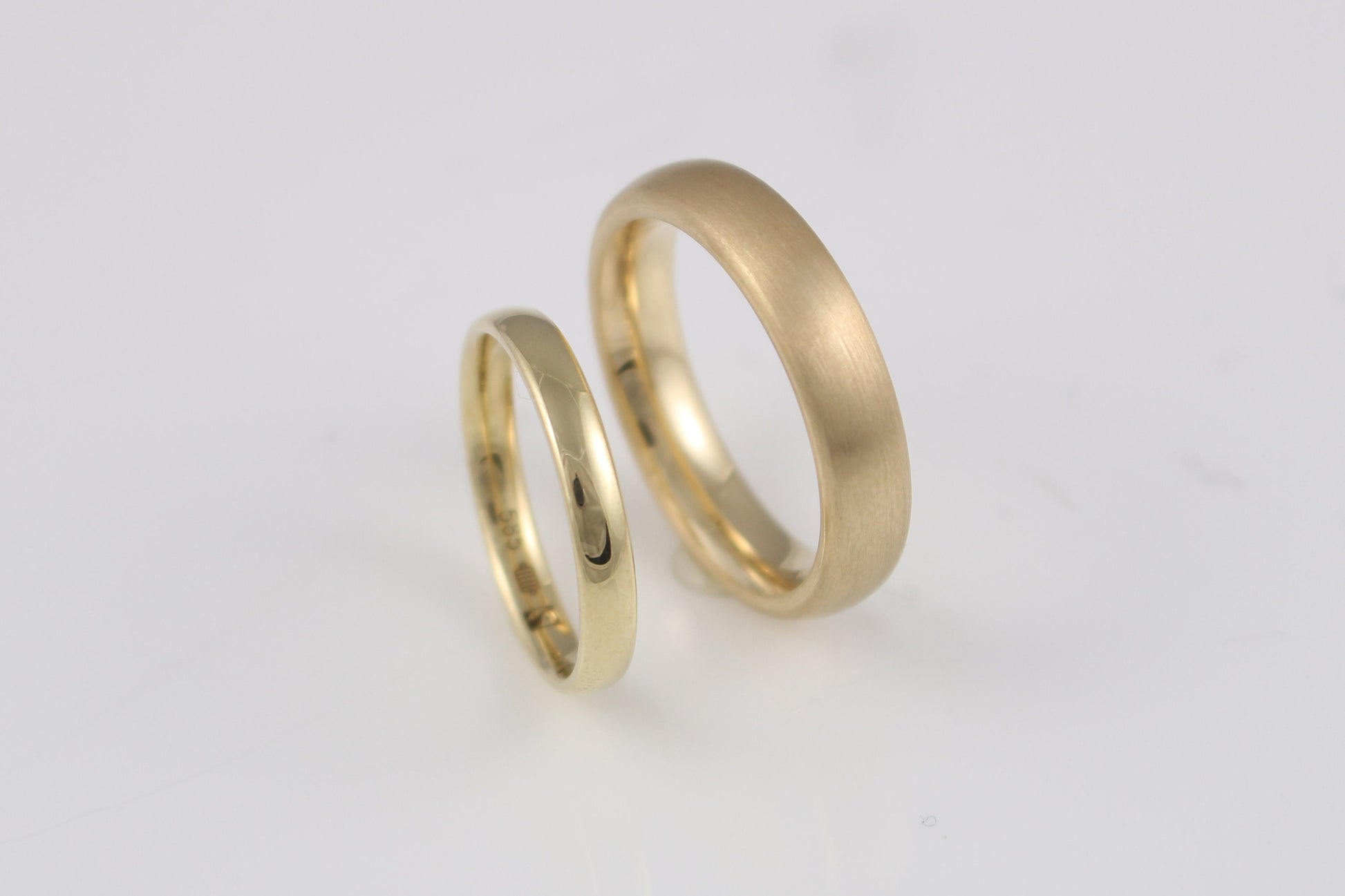 Klassische massive Eheringe aus nachhaltigem Gelbgold