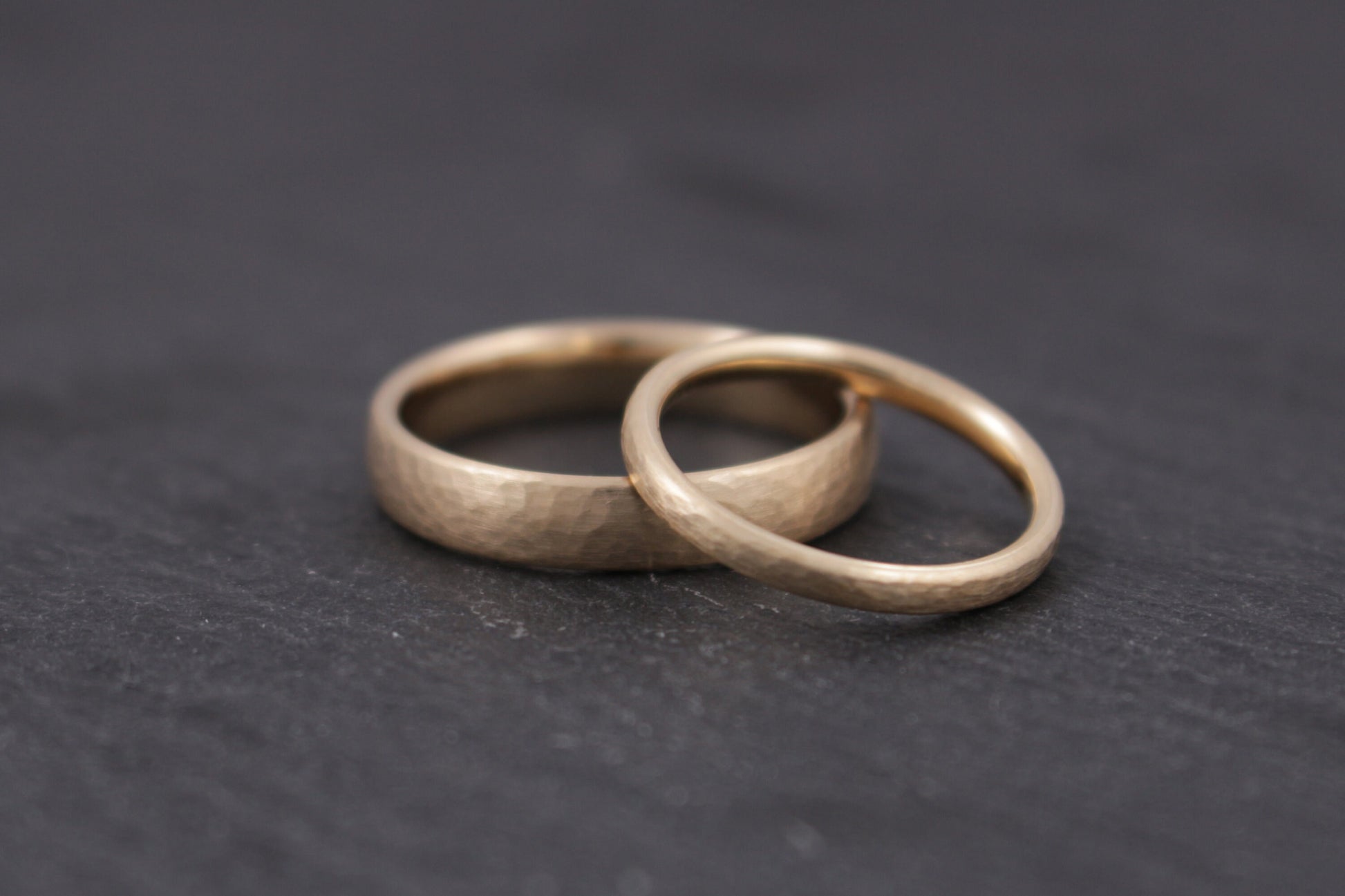 Eheringe Rosegold gehämmert 585 333 750 Rotgold Hammerschlag oval rund abgerundet gewölbt Hamburg Ina Stehle Ina Miret Goldschmied