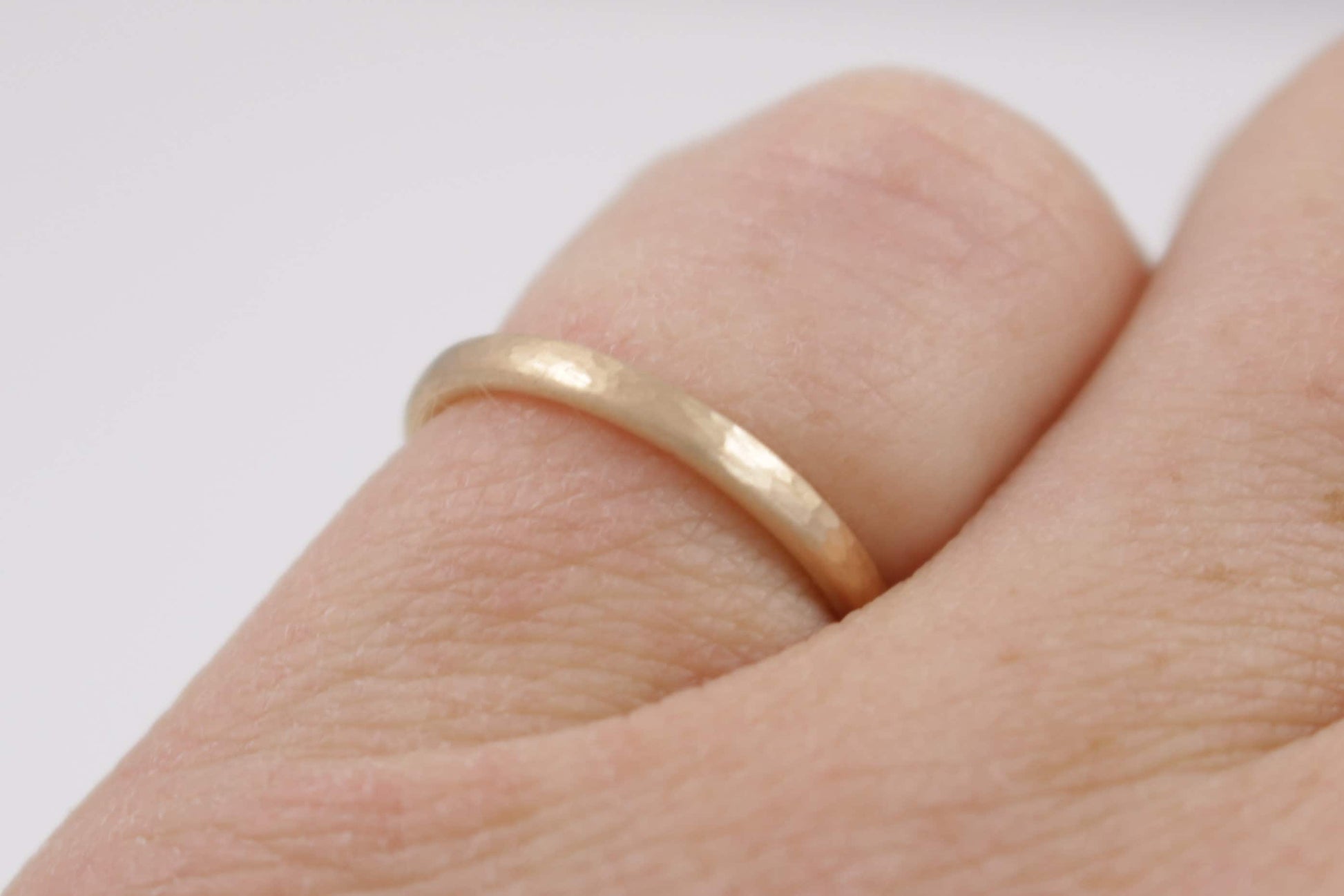 Eheringe Rosegold gehämmert 585 333 750 Rotgold Hammerschlag oval rund abgerundet gewölbt Hamburg Ina Stehle Ina Miret Goldschmied