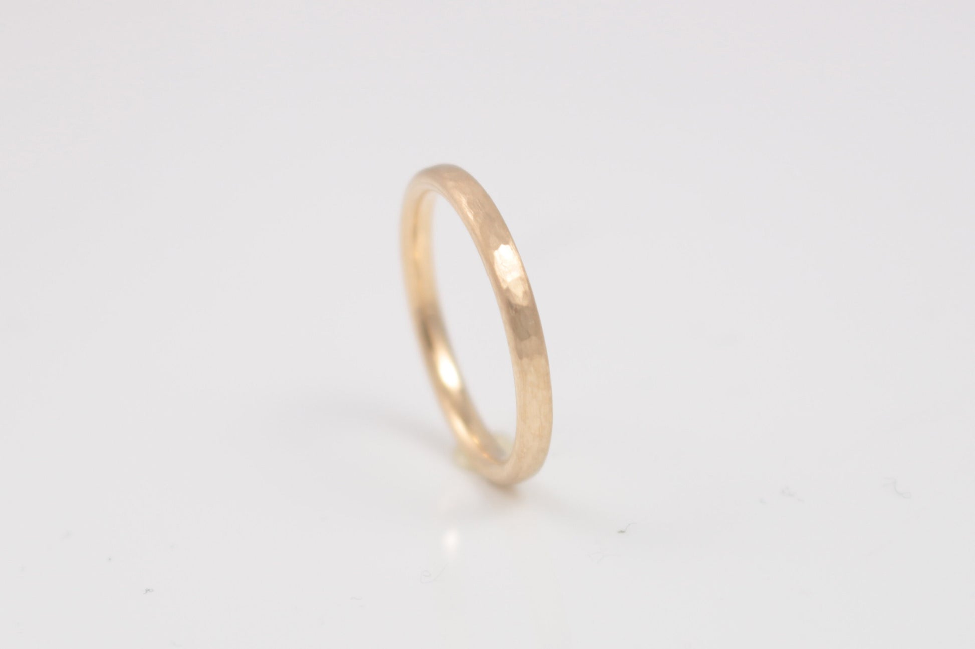 Eheringe Rosegold gehämmert 585 333 750 Rotgold Hammerschlag oval rund abgerundet gewölbt Hamburg Ina Stehle Ina Miret Goldschmied