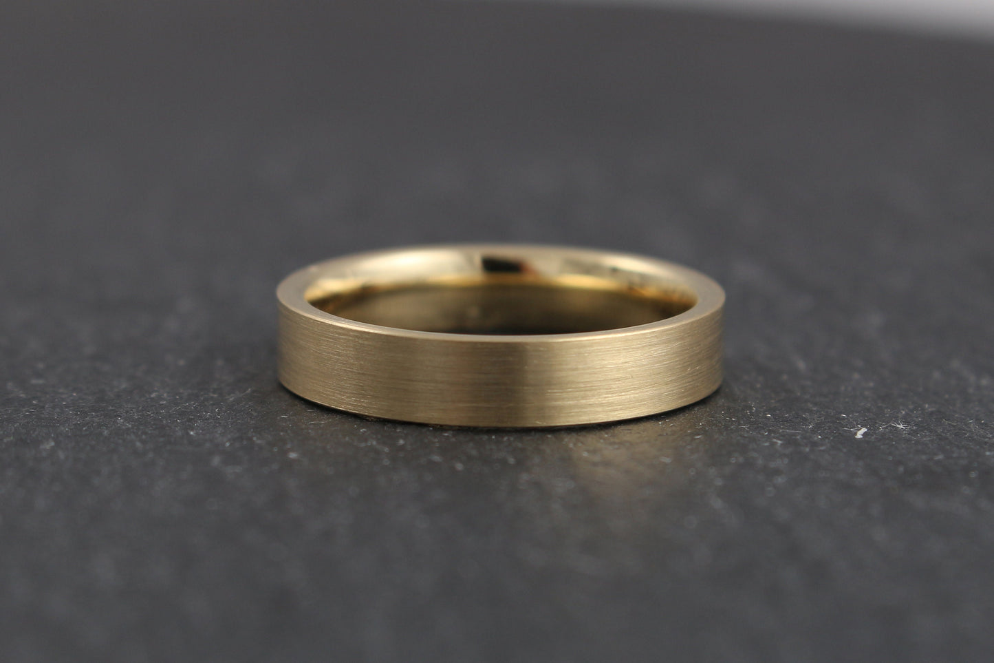 gerade schlichte Eheringe Gelbgold kantig flächig matt Goldschmiede Trauringe Hamburg Ina Stehle Ina Miret