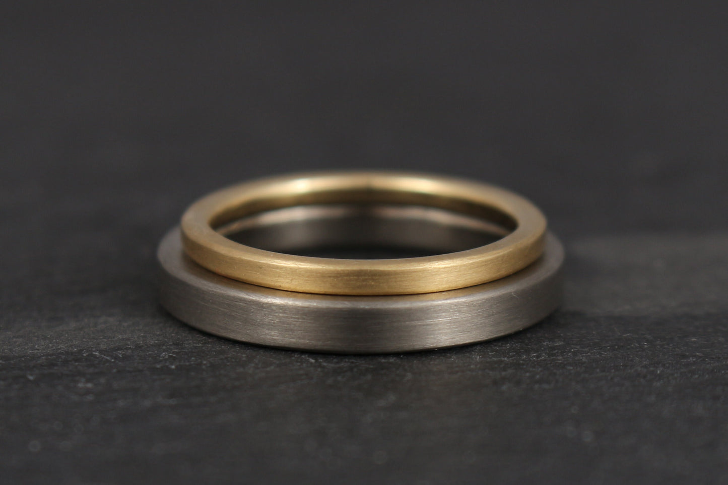 schlichte Eheringe 585 Weiß und Gelbgold 2 mm und 3 mm breit kantig Goldschmied Ina Stehle Ina Miret Hamburg