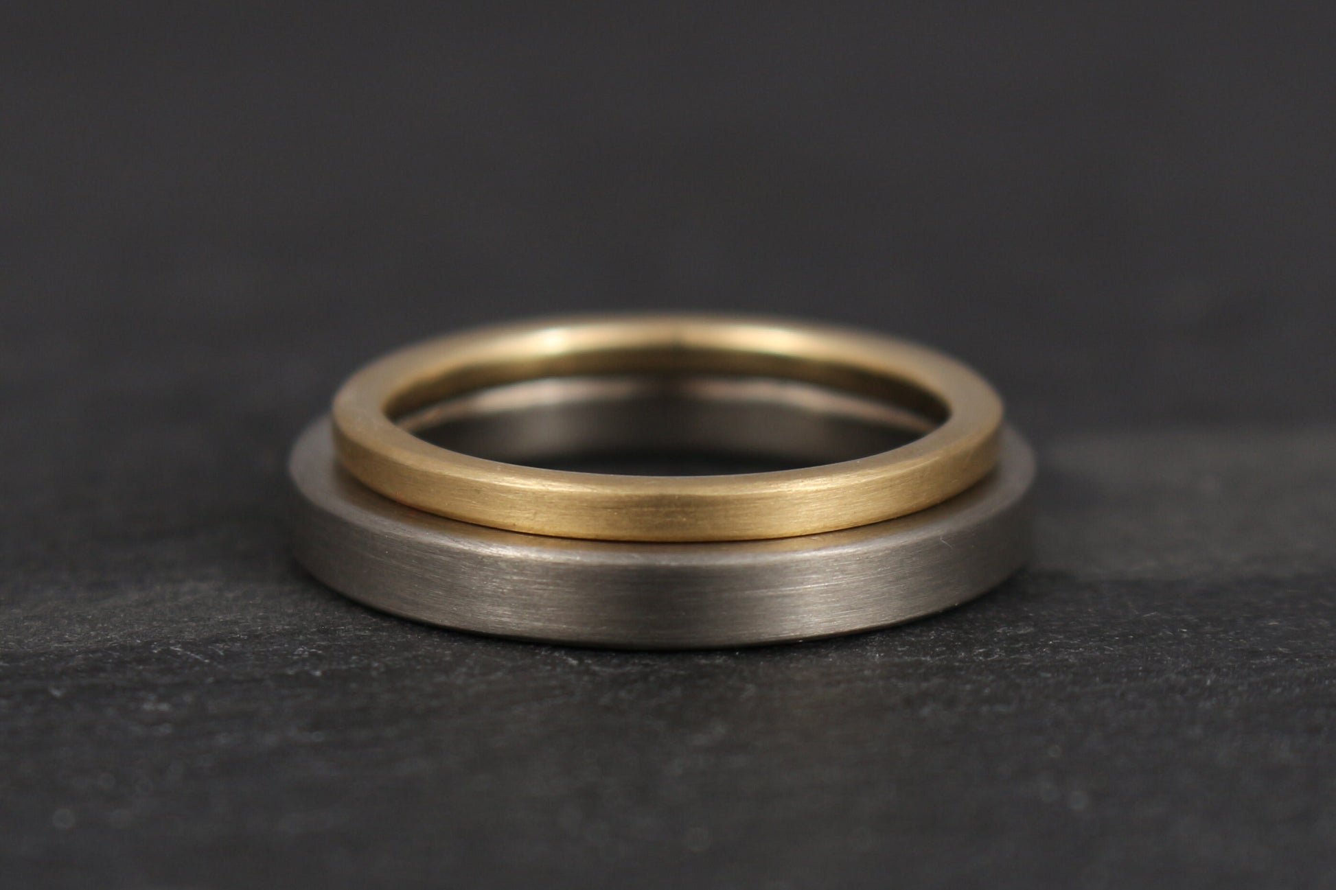 schlichte Eheringe 585 Weiß und Gelbgold 2 mm und 3 mm breit kantig Goldschmied Ina Stehle Ina Miret Hamburg