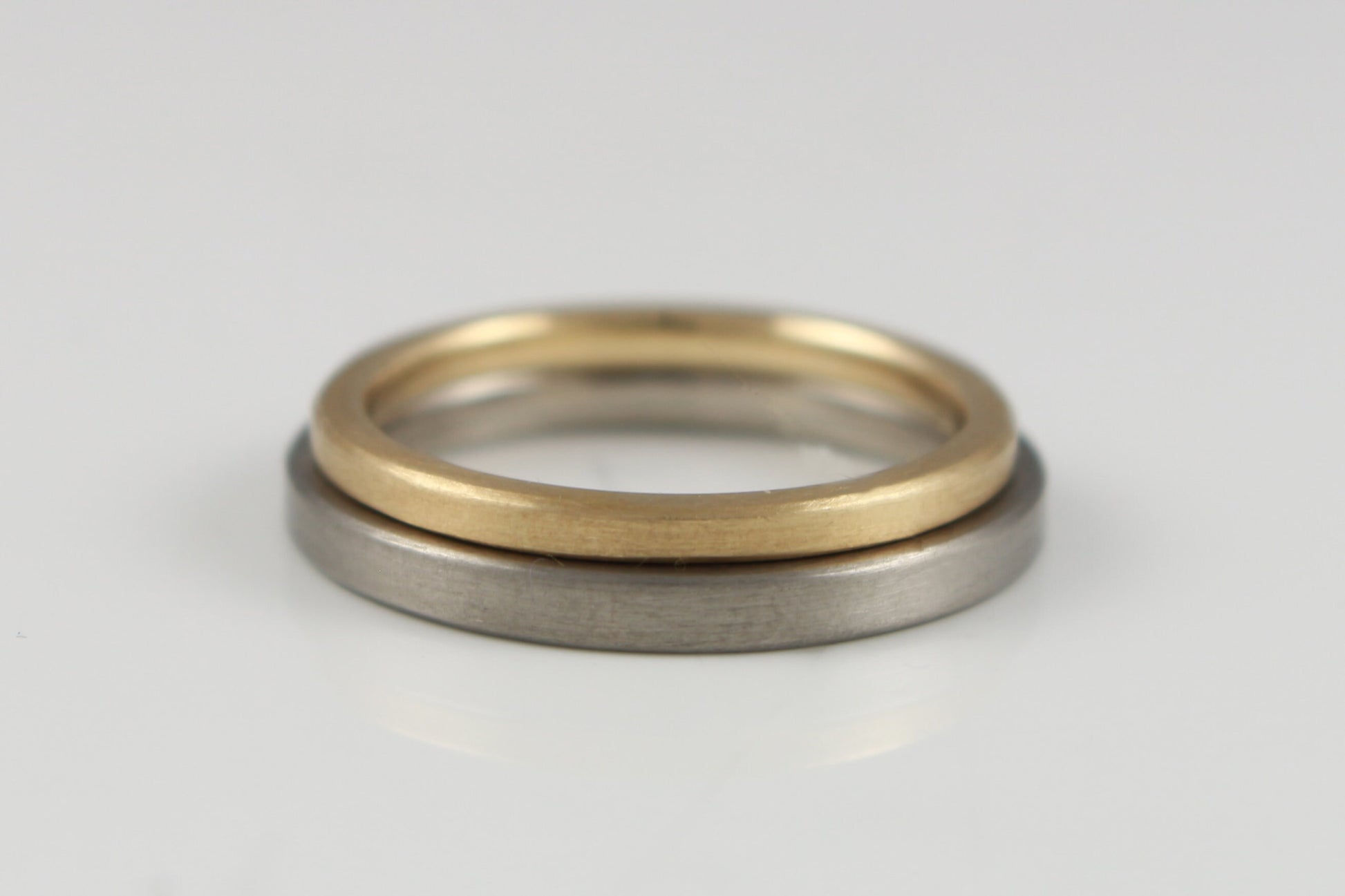schlichte Eheringe 585 Weiß und Gelbgold 2 mm und 3 mm breit kantig Goldschmied Ina Stehle Ina Miret Hamburg