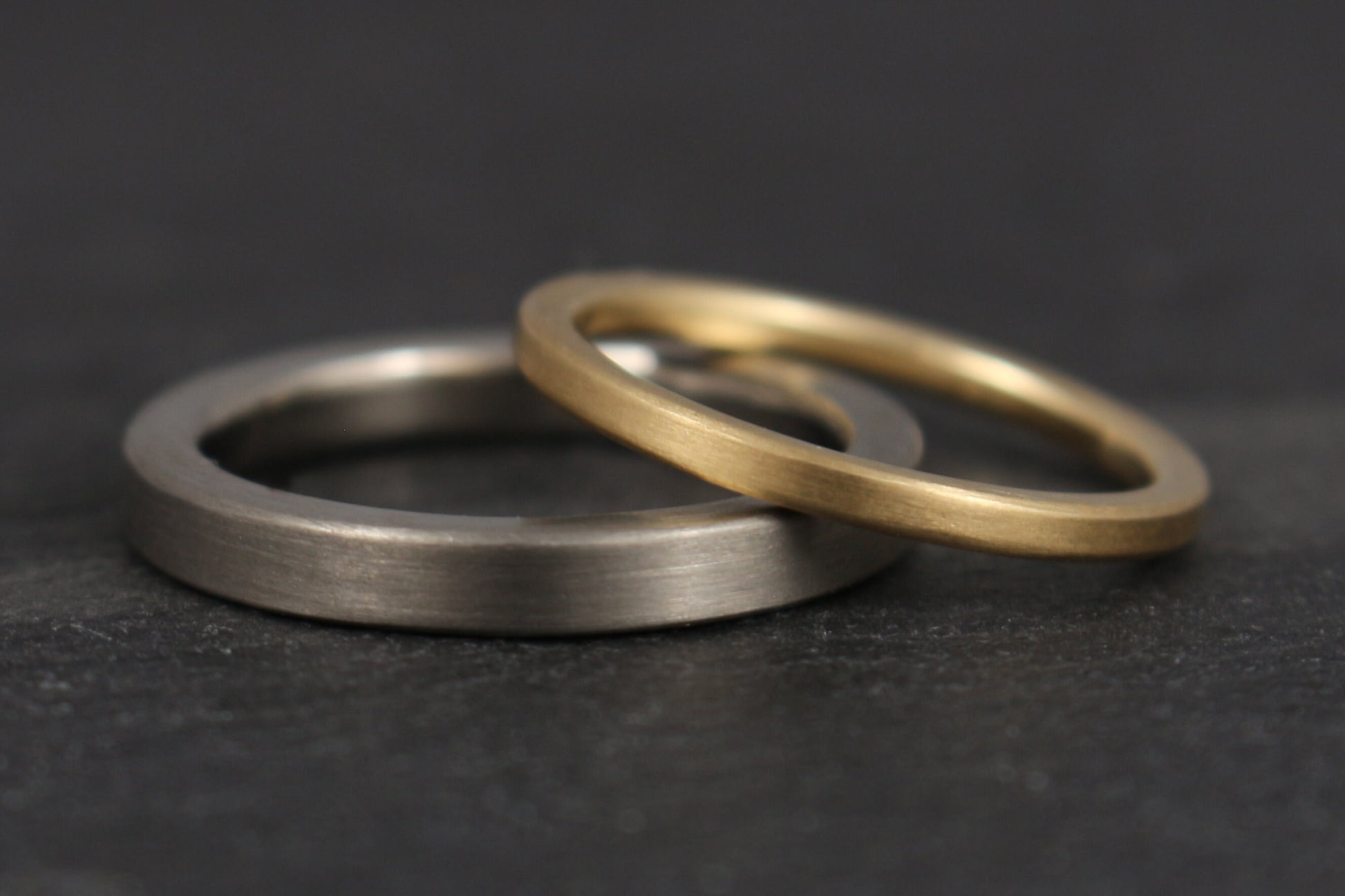schlichte Eheringe 585 Weiß und Gelbgold 2 mm und 3 mm breit kantig Goldschmied Ina Stehle Ina Miret Hamburg