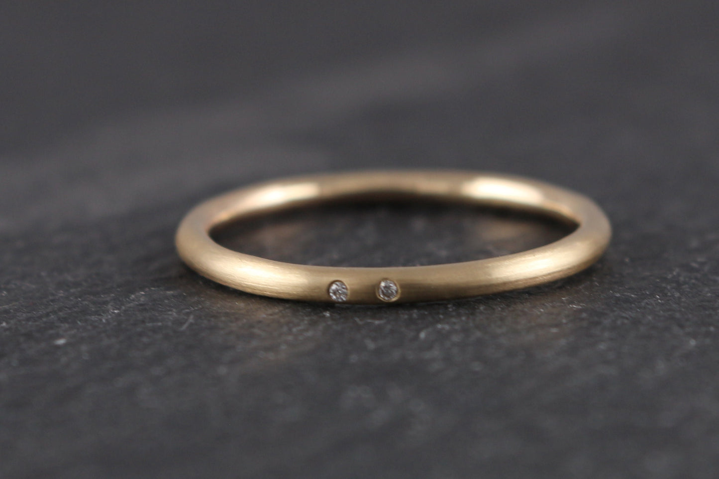 zarter Ring 585 Gelbgold Breite 1,5 Rundprofil mit 2 Brillanten Vorsteckring Goldschmiede Ina Miret Ina Stehle Hamburg