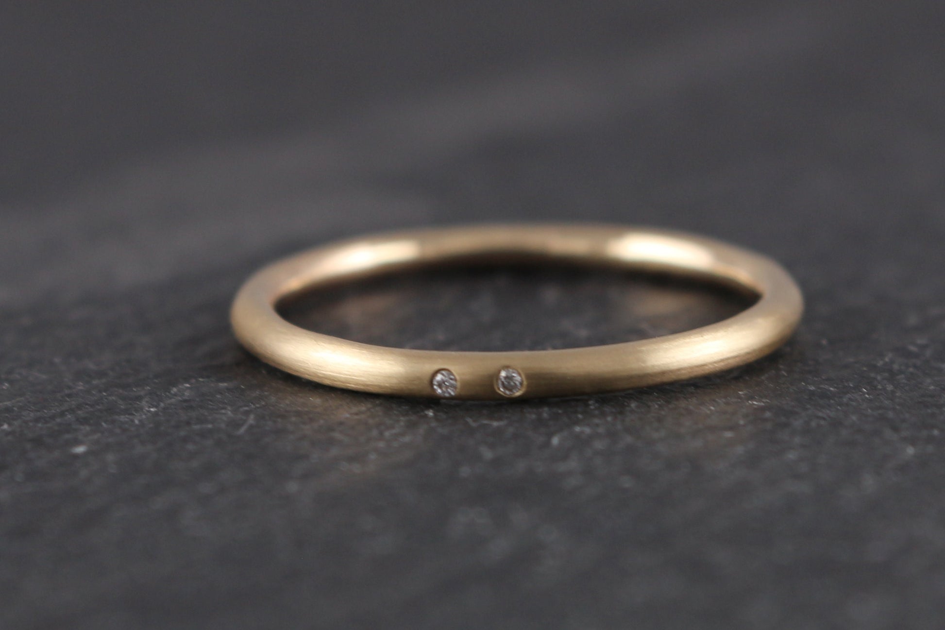 zarter Ring 585 Gelbgold Breite 1,5 Rundprofil mit 2 Brillanten Vorsteckring Goldschmiede Ina Miret Ina Stehle Hamburg