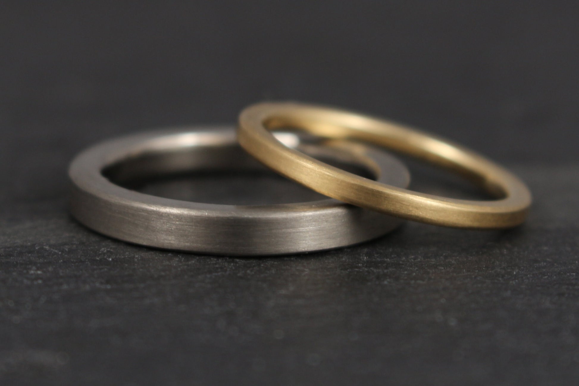 schlichte Eheringe 585 Weiß und Gelbgold 2 mm und 3 mm breit kantig Goldschmied Ina Stehle Ina Miret Hamburg