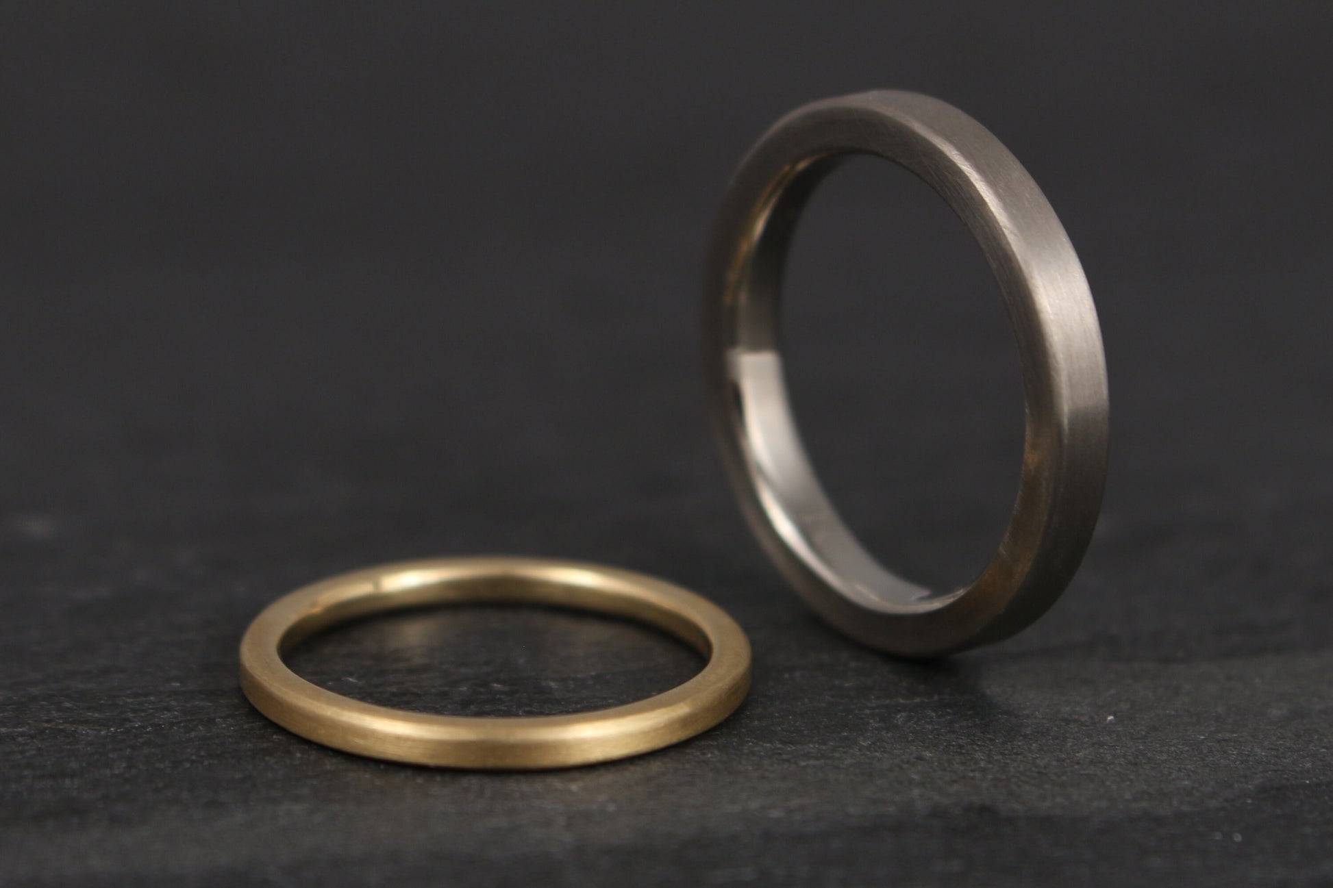 schlichte Eheringe 585 Weiß und Gelbgold 2 mm und 3 mm breit kantig Goldschmied Ina Stehle Ina Miret Hamburg