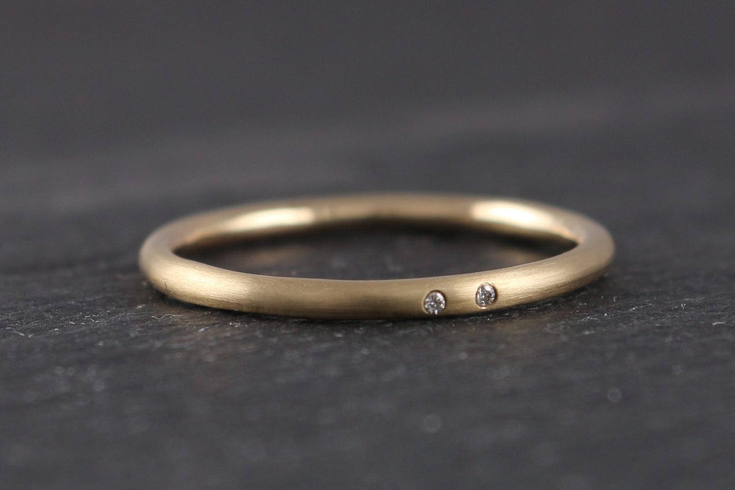 zarter Ring 585 Gelbgold Breite 1,5 Rundprofil mit 2 Brillanten Vorsteckring Goldschmiede Ina Miret Ina Stehle Hamburg