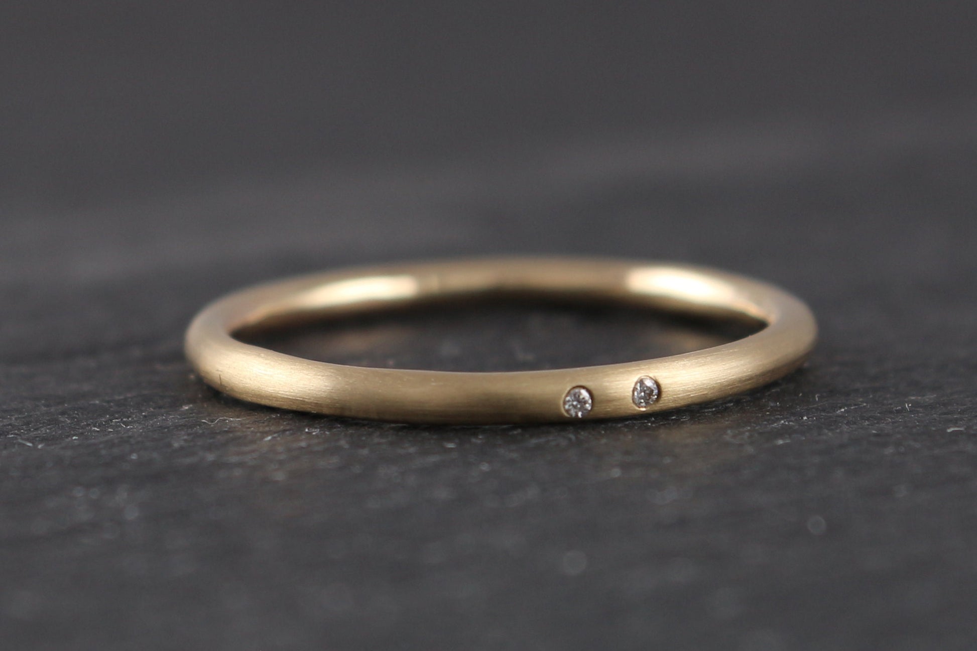 zarter Ring 585 Gelbgold Breite 1,5 Rundprofil mit 2 Brillanten Vorsteckring Goldschmiede Ina Miret Ina Stehle Hamburg