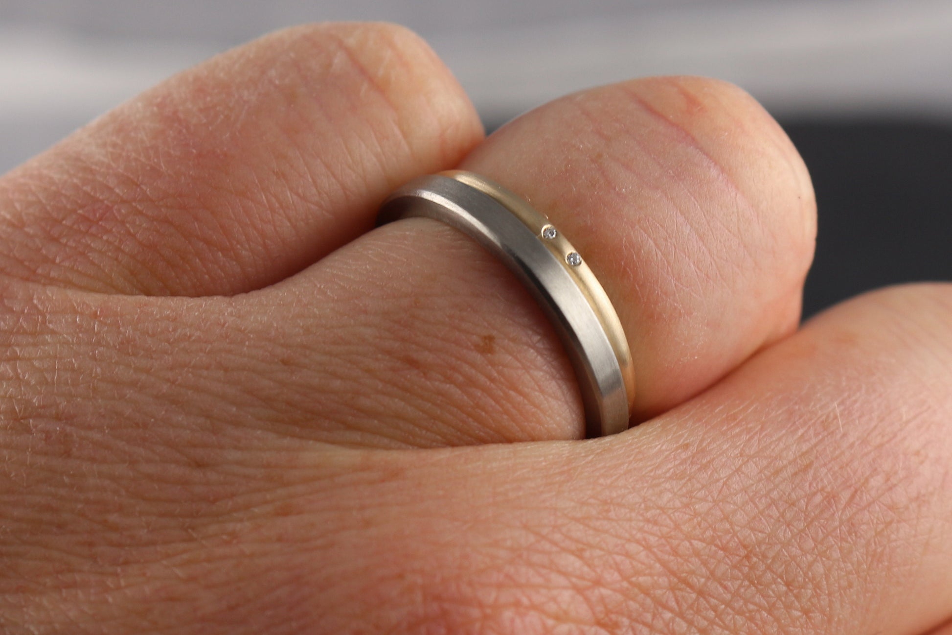 zarter Ring 585 Gelbgold Breite 1,5 Rundprofil mit 2 Brillanten Vorsteckring Goldschmiede Ina Miret Ina Stehle Hamburg